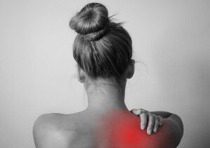 Kobieta z bólem placów korzysta z fal uderzeniowych
